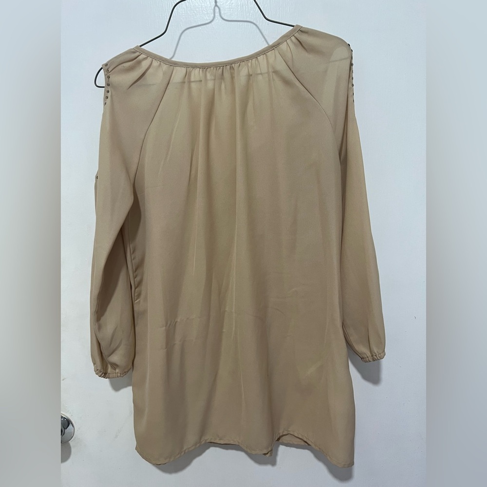 Women’s blouse. Size Small. Fits like a medium. - Picture 2 of 2